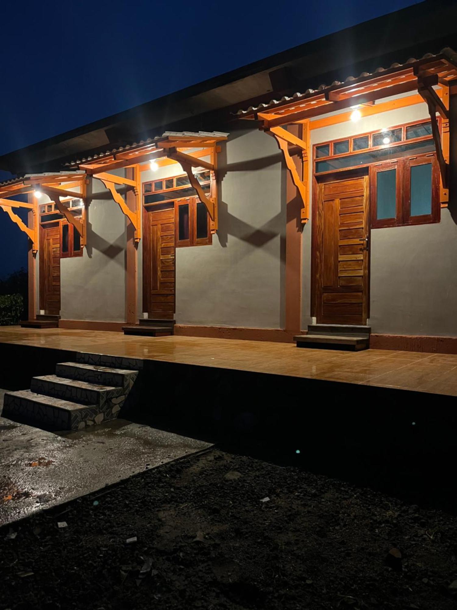 Para Para Cafe & Cottage Berastagi Buitenkant foto